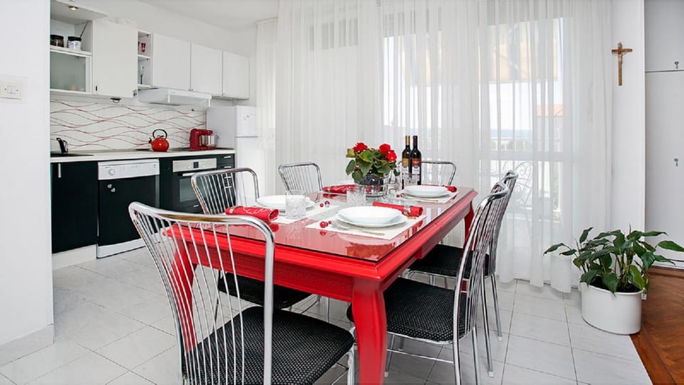 Kitchen or kitchenette, Dining area, Food, Drinks, Family