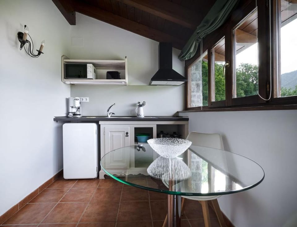 Kitchen or kitchenette, Dining area, minibar, stove