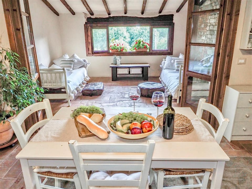 Seating area, Dining area, kitchen