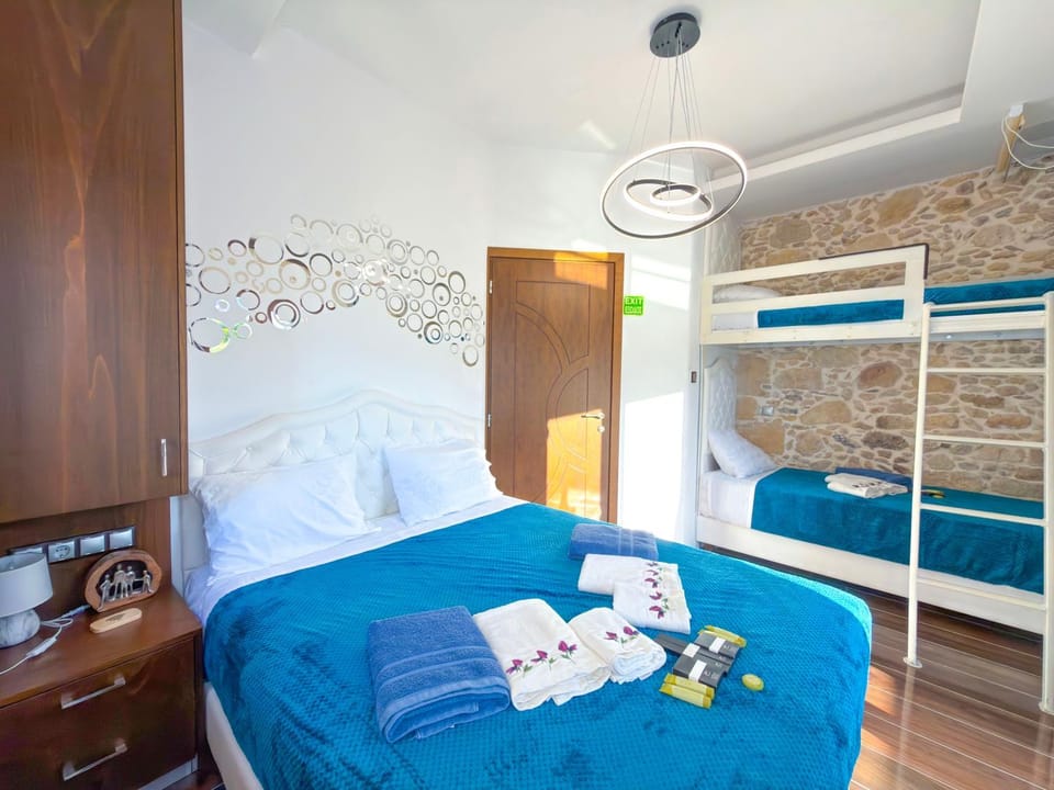 Bed, Photo of the whole room, Seating area, Bedroom, bunk bed, towels, wardrobe