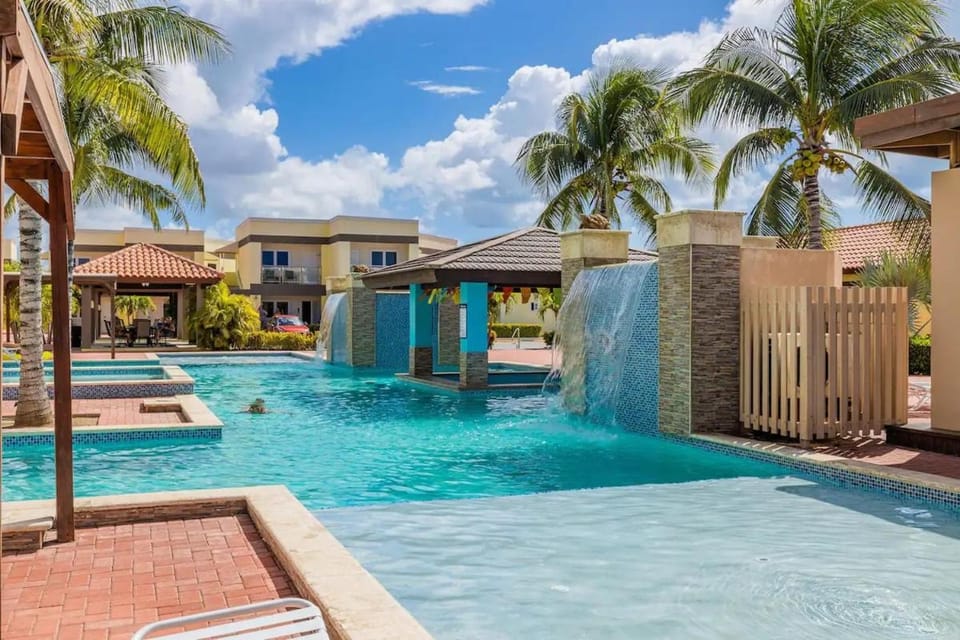 Affordable family apartment only 350 yards from Eagle Beach Apartment in Noord