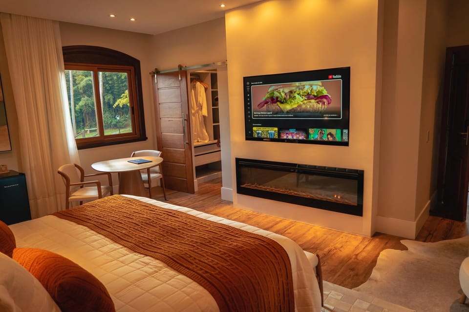 Bed, TV and multimedia, Photo of the whole room, Bedroom