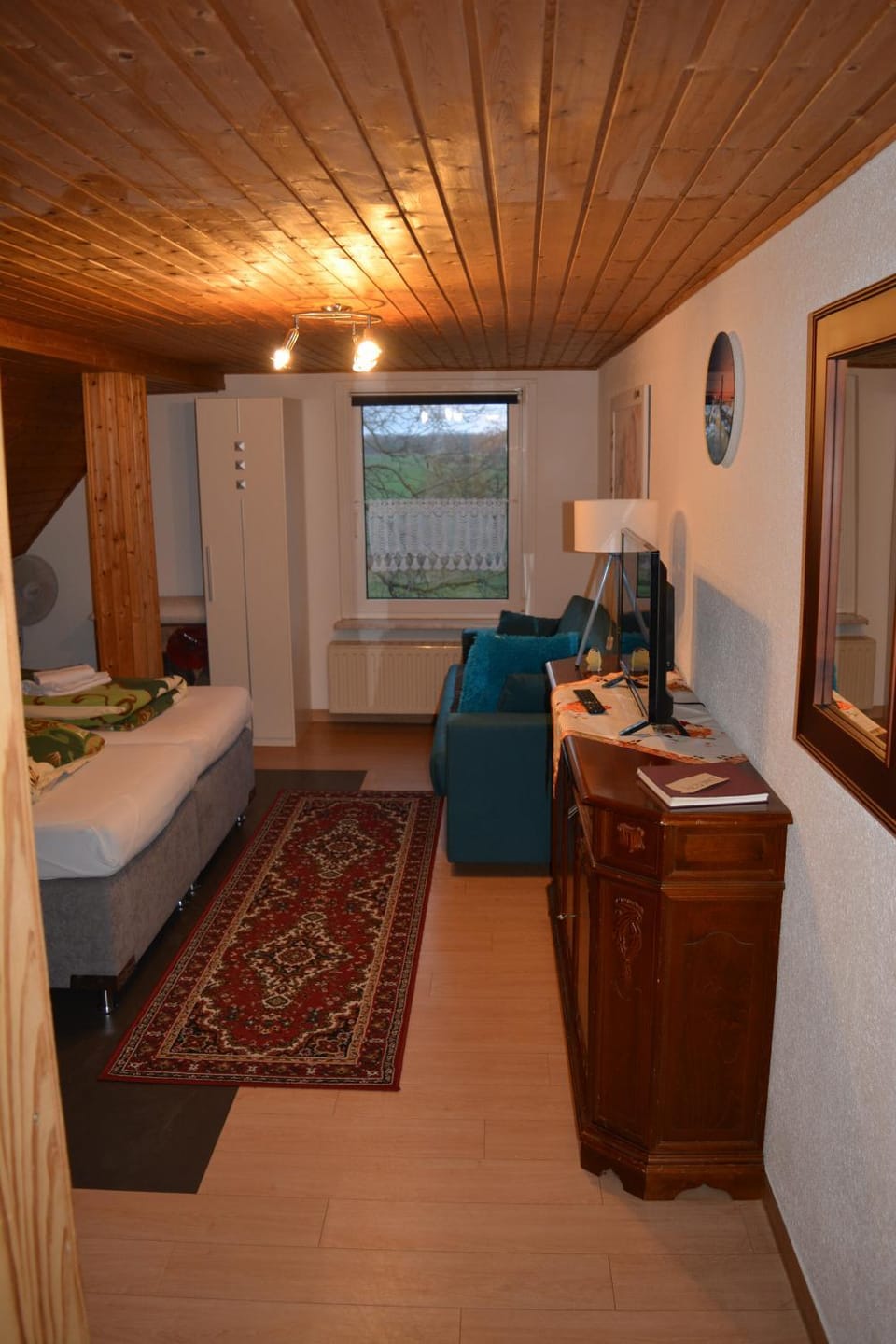 Bed, Photo of the whole room, Seating area