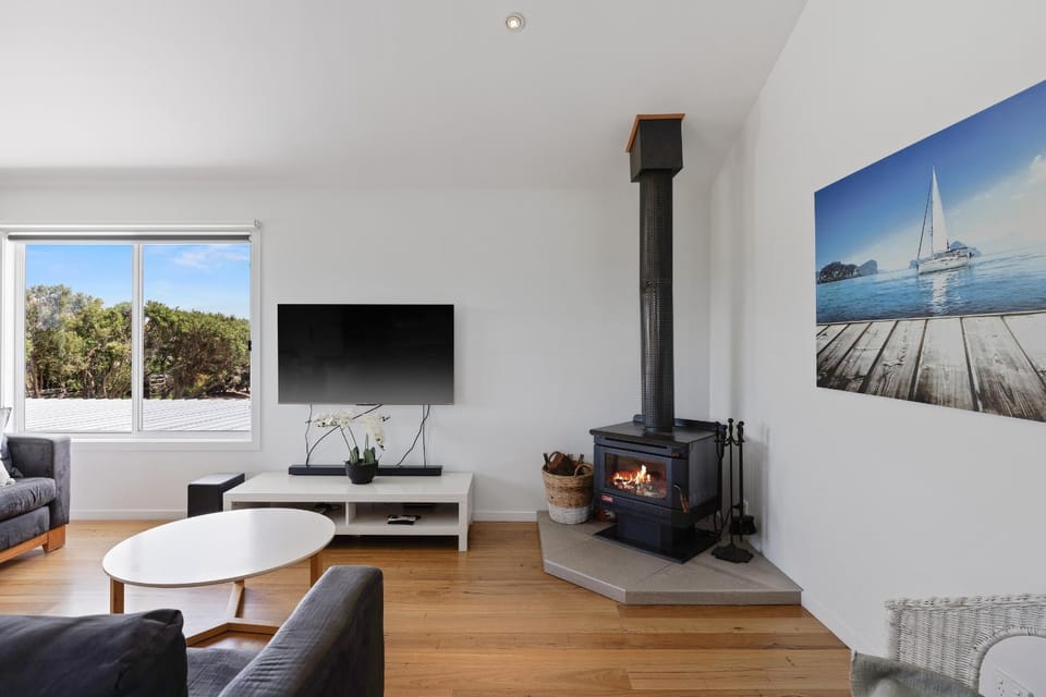 TV and multimedia, Seating area, Evening entertainment, flat iron