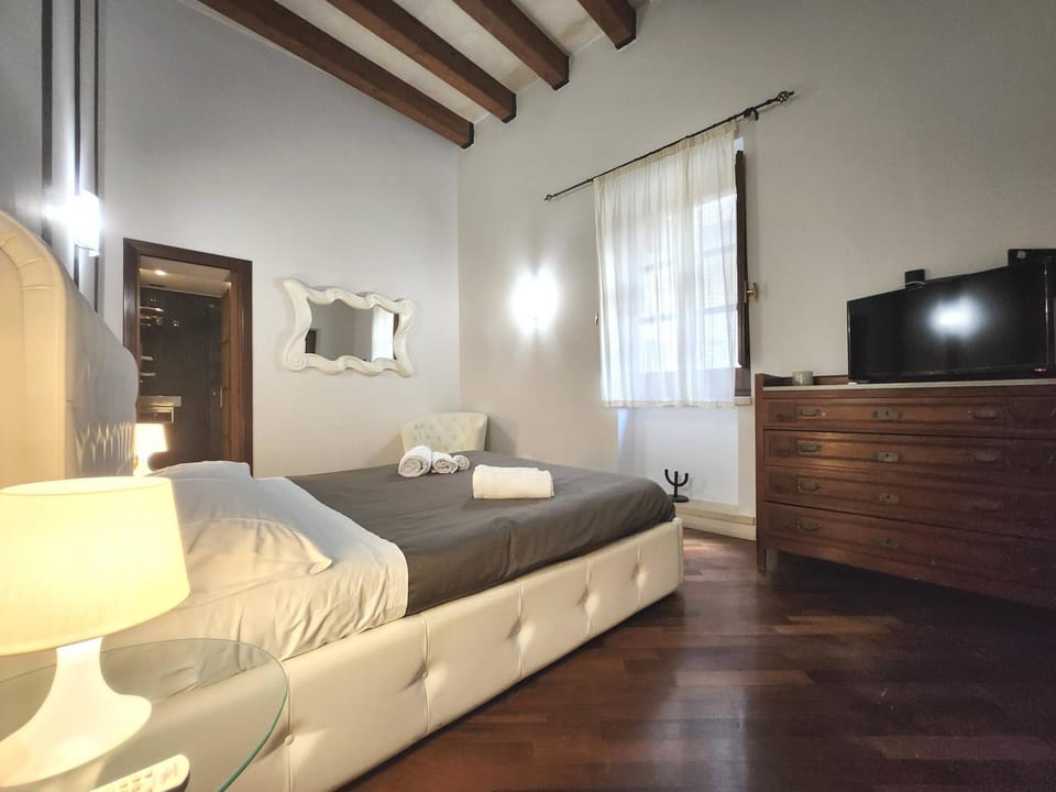 Bed, TV and multimedia, Photo of the whole room, Bedroom, towels