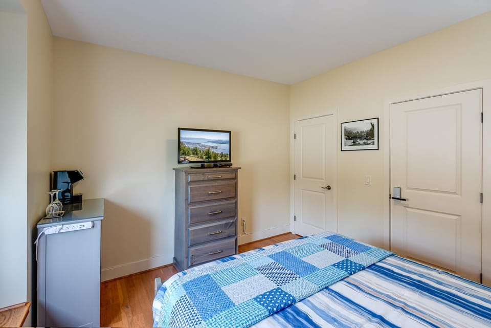 Bed, TV and multimedia, Photo of the whole room, Bedroom