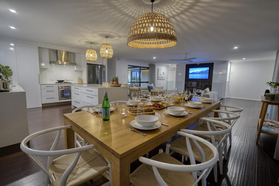 Kitchen or kitchenette, Seating area, Dining area