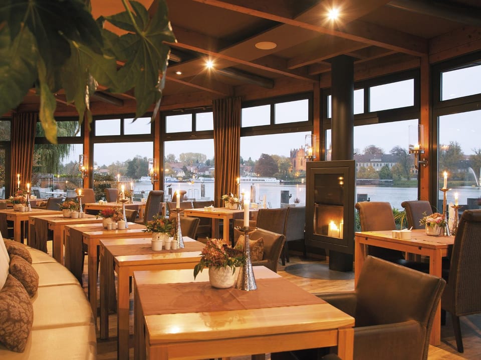 Restaurant/places to eat, Banquet/Function facilities, Lake view, Landmark view