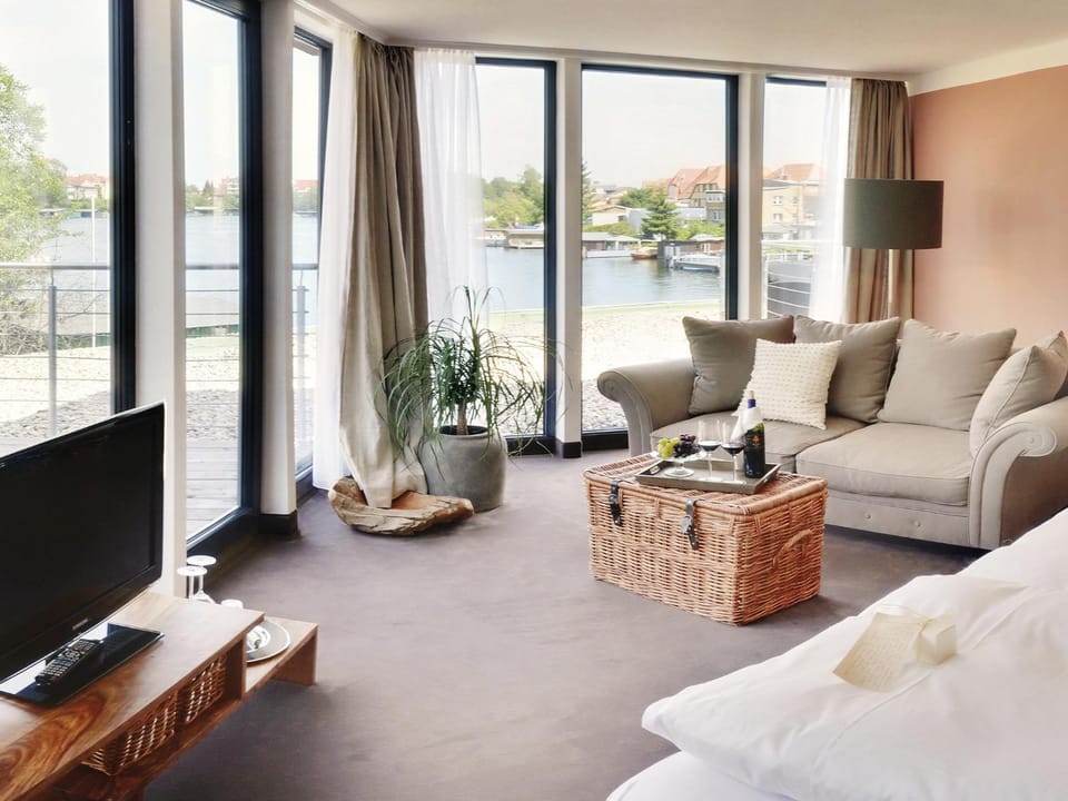 Photo of the whole room, Lake view