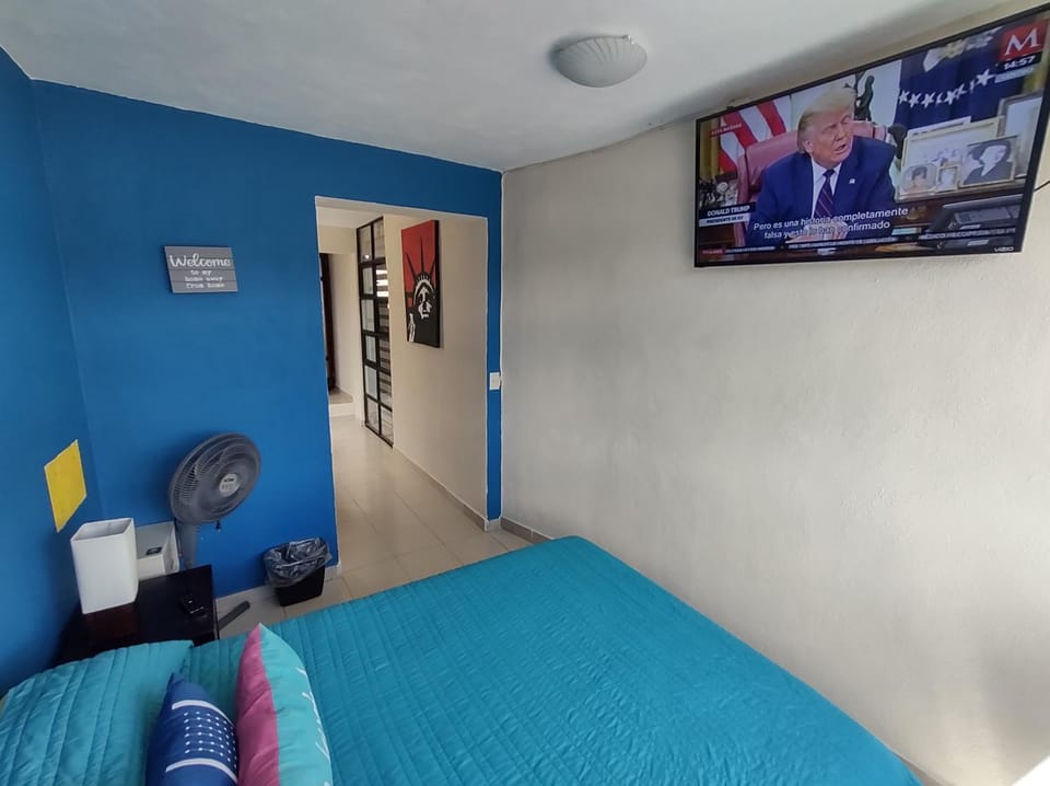 Bed, TV and multimedia, Photo of the whole room, Bedroom