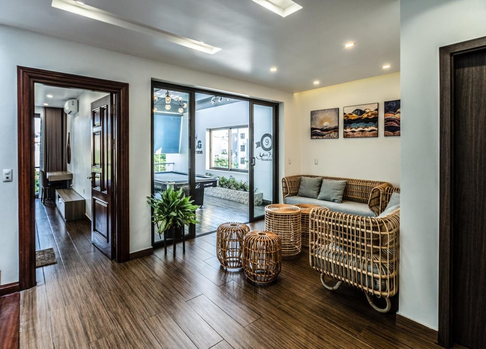 Billiard, Living room, Seating area