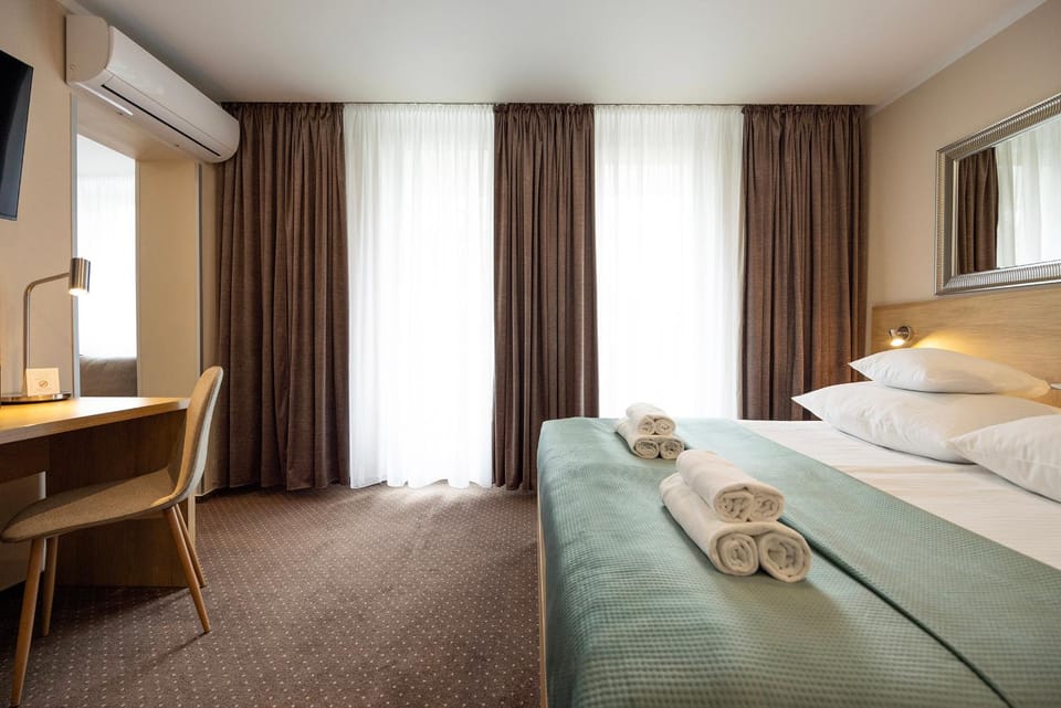 Bed, Bedroom, towels, air conditioner