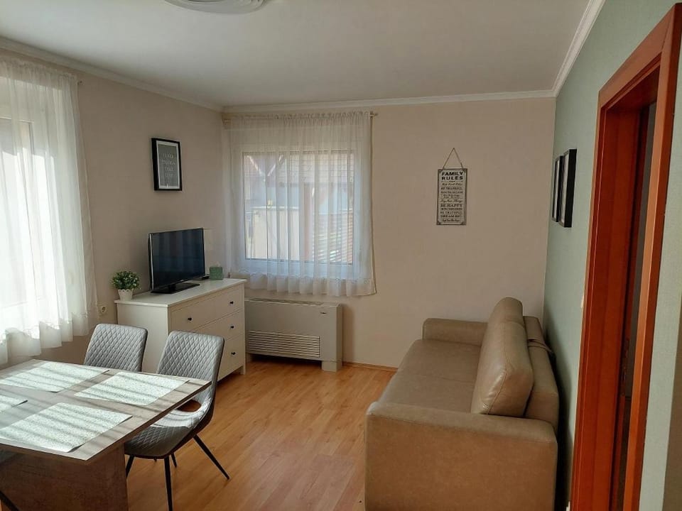 Elek Apartmanház Bed and Breakfast in Hungary