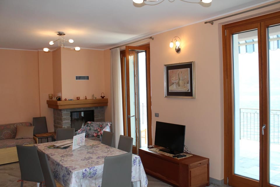 Balcony/Terrace, Kitchen or kitchenette, Living room, Dining area, Lake view