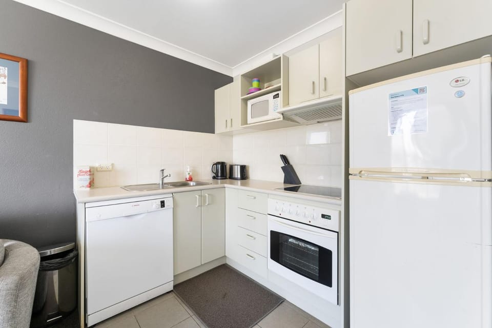Horizons 414 - Deluxe Lake Front Studio l Pool l Tennis l WiFi House in Jindabyne