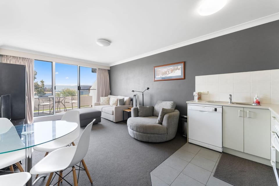 Horizons 414 - Deluxe Lake Front Studio l Pool l Tennis l WiFi House in Jindabyne