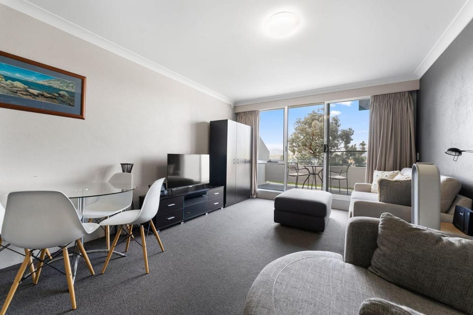 Horizons 414 - Deluxe Lake Front Studio l Pool l Tennis l WiFi House in Jindabyne