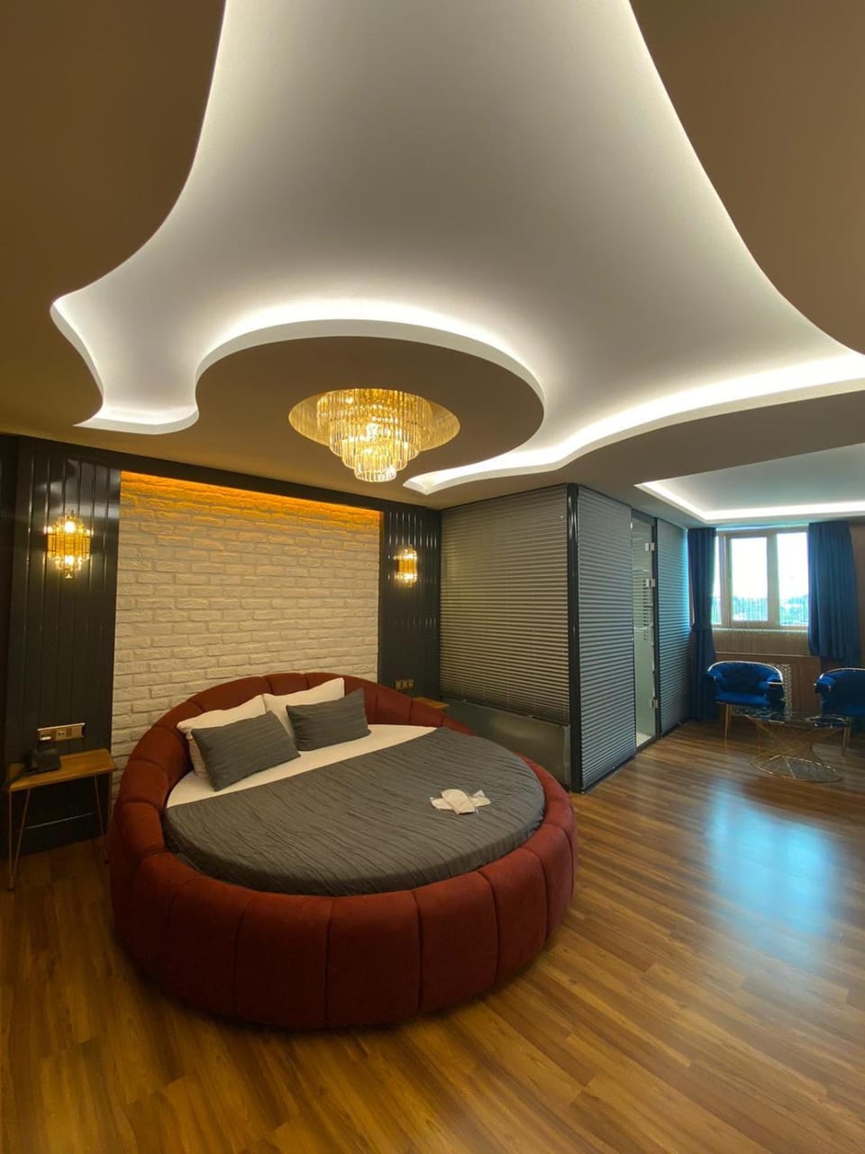 Property building, Bedroom, Buffet breakfast, Italian breakfast, locker, room service, room service, towels, VIP, laundry
