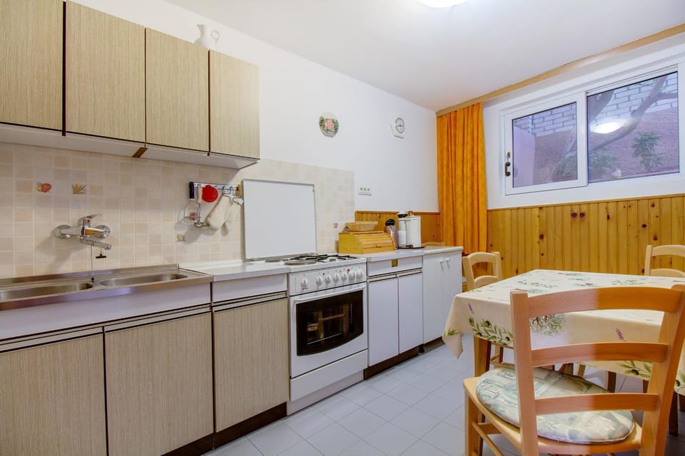 Kitchen or kitchenette, Seating area
