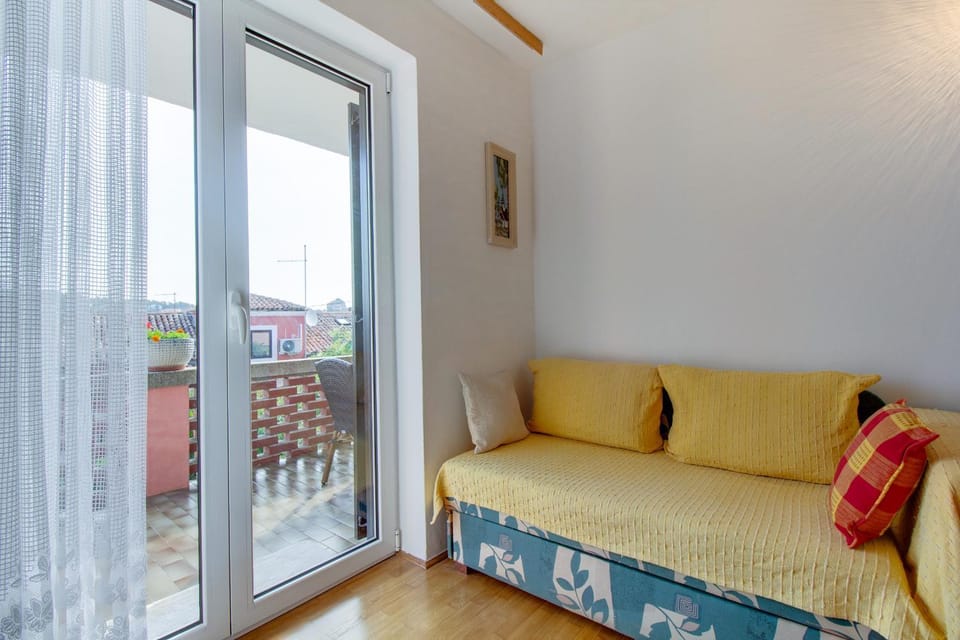 Bed, Seating area, Bedroom