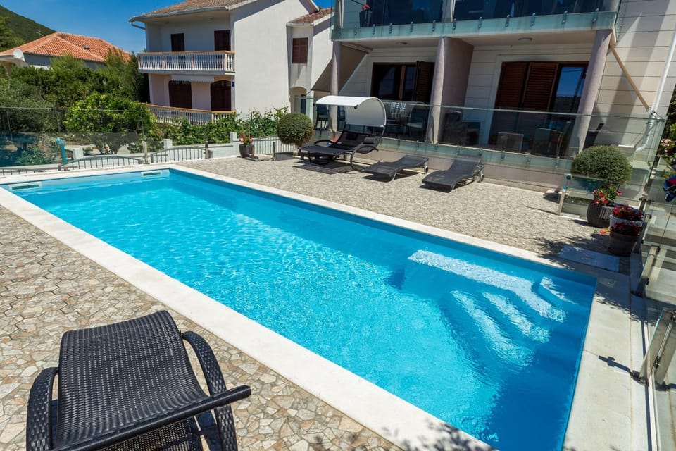 Swimming pool, Swimming pool