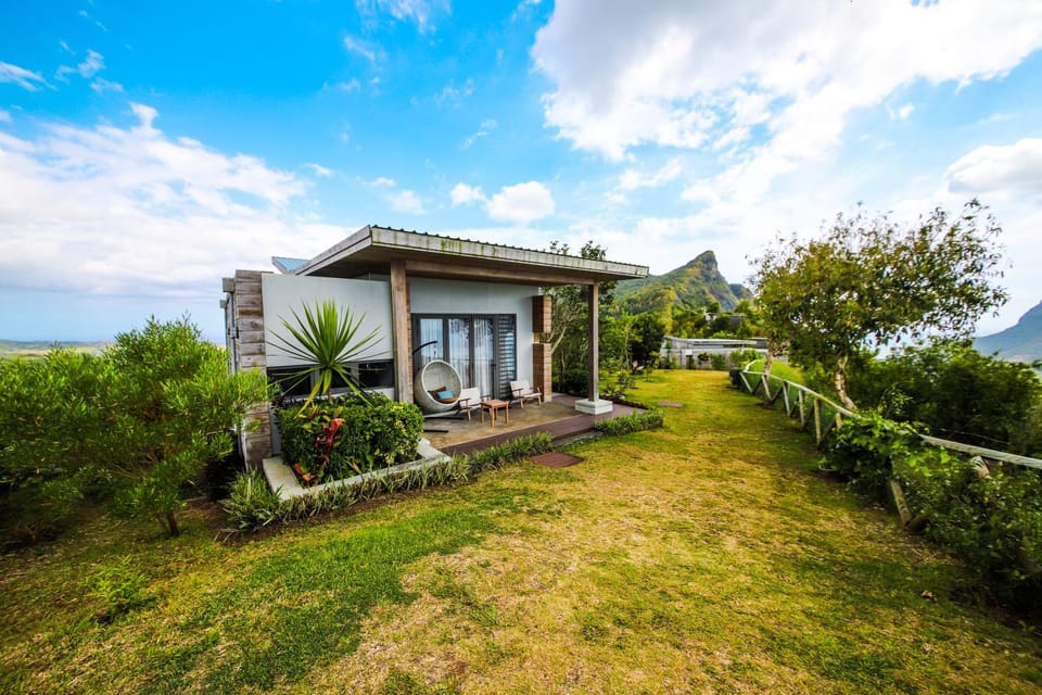 Property building, Facade/entrance, Garden, Balcony/Terrace, Garden view, Mountain view