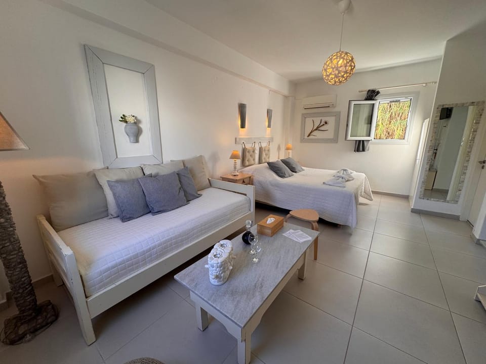 Property building, Patio, Bed, Bathroom, TV and multimedia, Coffee/tea facilities, Kitchen or kitchenette, Living room, Bedroom, Garden view, hair dryier, safe, towels, wardrobe, air conditioner