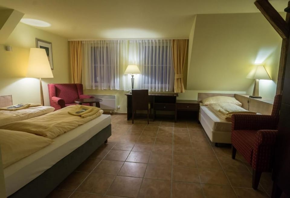 Bed, Photo of the whole room, Seating area, Bedroom