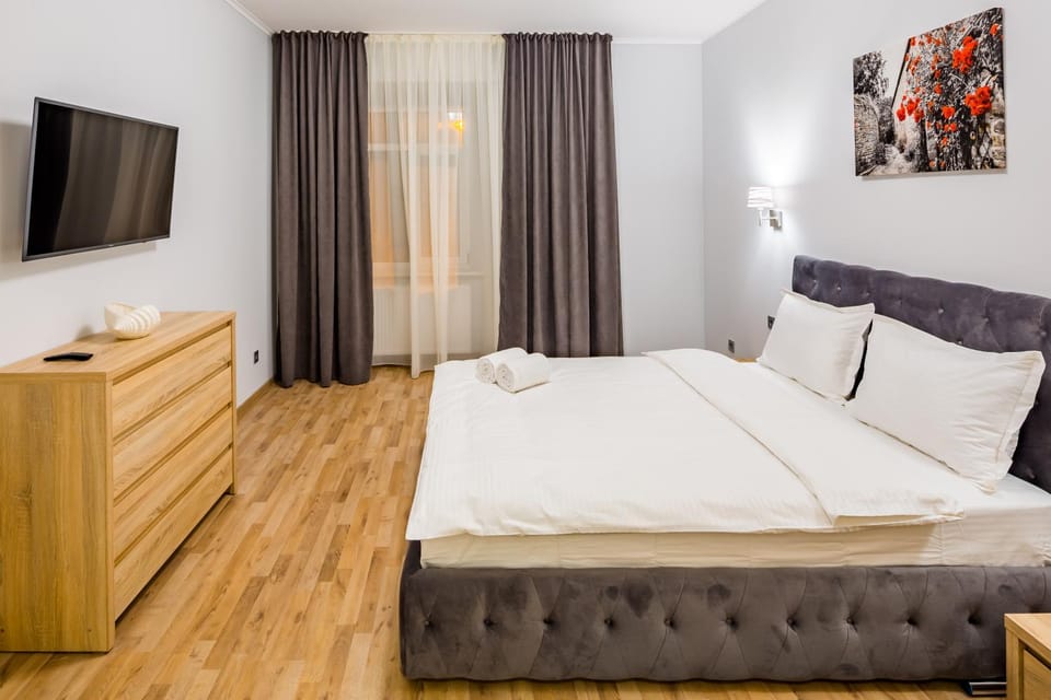 Bed, TV and multimedia, Photo of the whole room, Bedroom