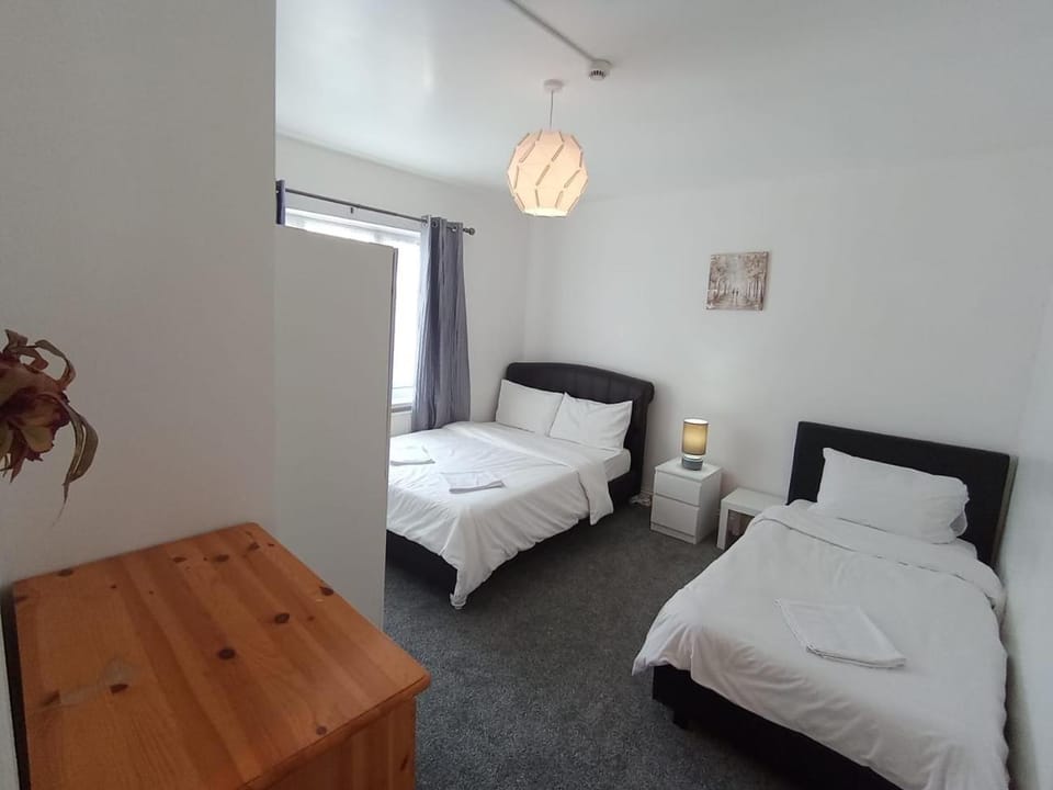 London Luxury 3 Bedroom Apartment close to East Ham Station Apartment in London