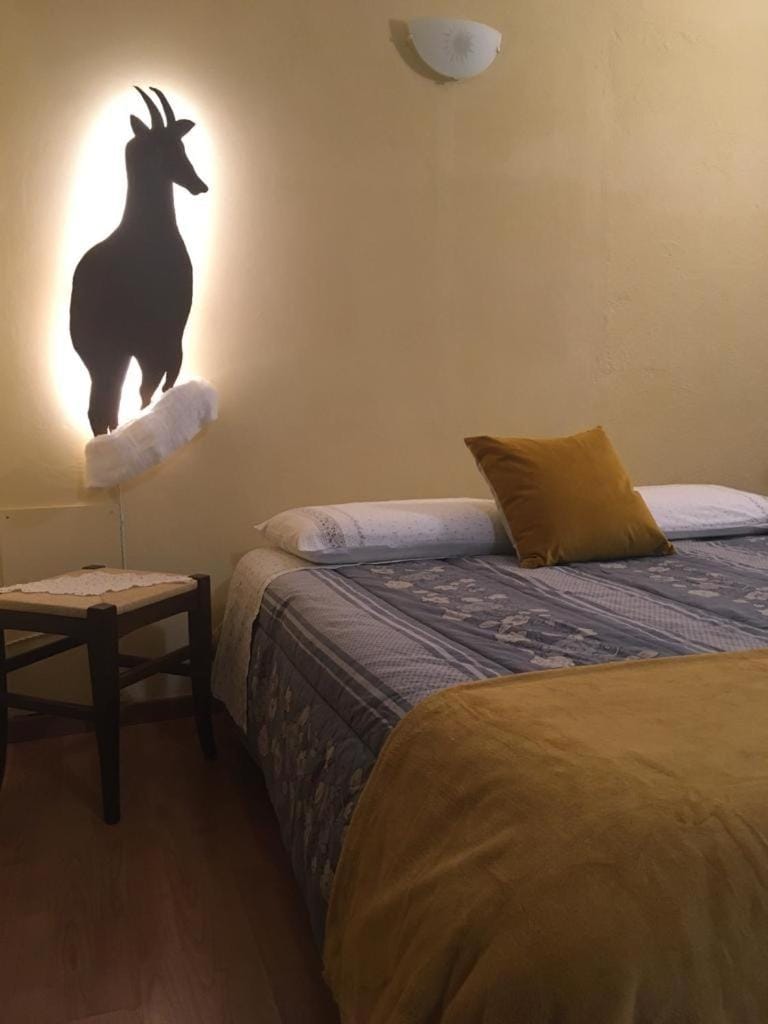 Bed, Other, Photo of the whole room, Decorative detail, Bedroom
