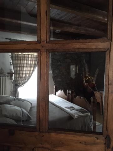 Bed, Photo of the whole room, Decorative detail, Decorative detail