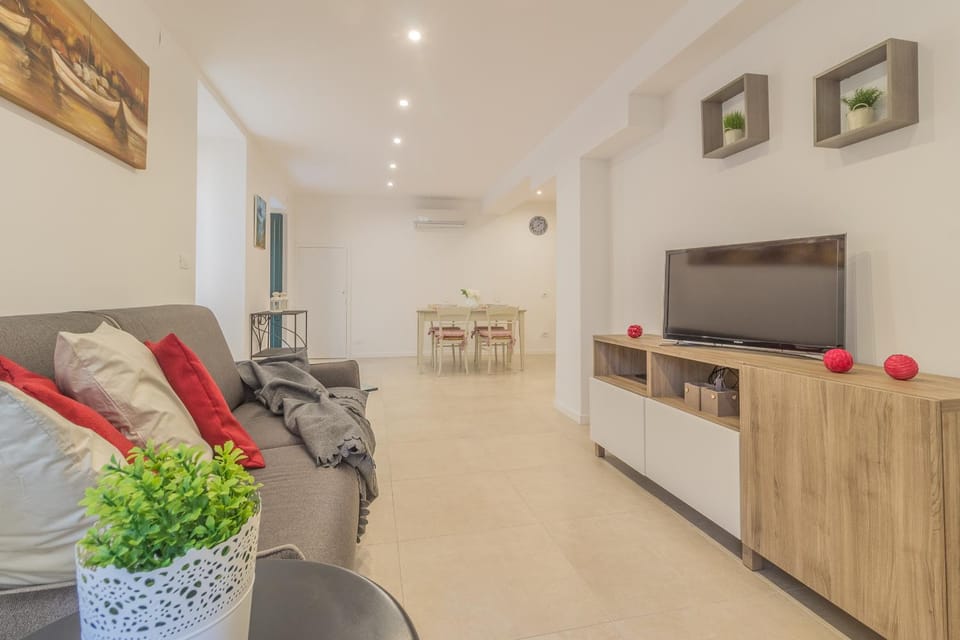 Living room, Photo of the whole room, Dining area