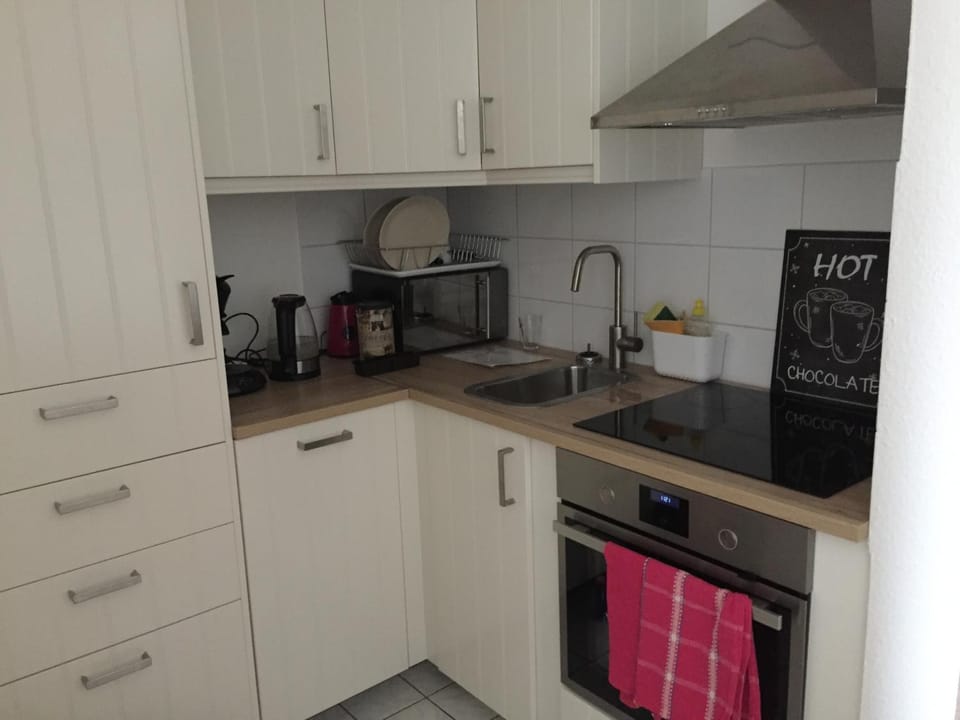 Coffee/tea facilities, Kitchen or kitchenette, dishwasher, stove