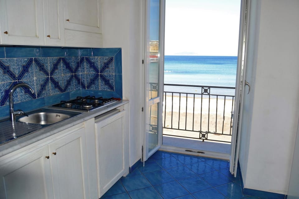 Coffee/tea facilities, Balcony/Terrace, Kitchen or kitchenette, Communal kitchen, Sea view