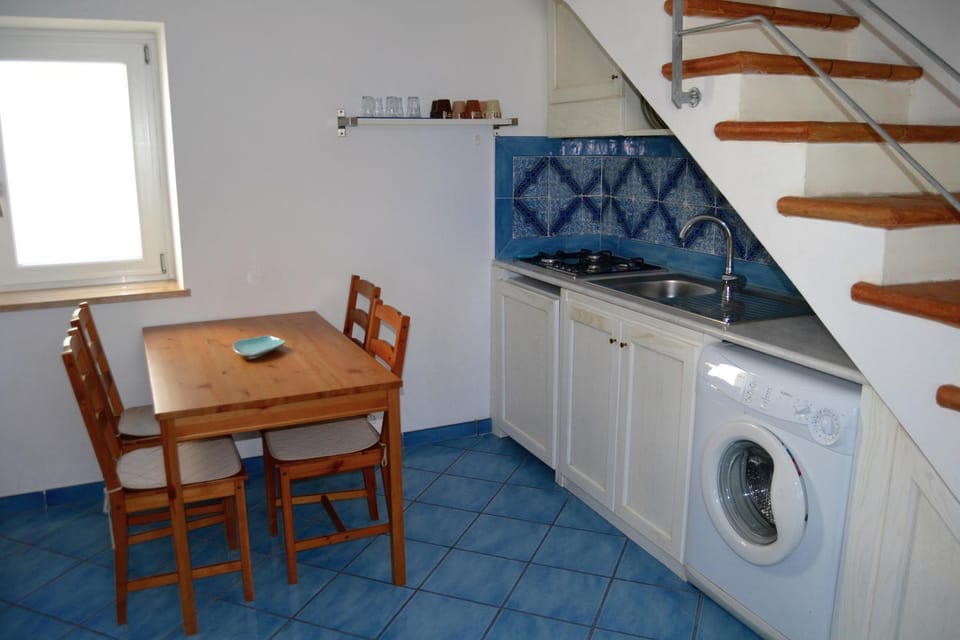 TV and multimedia, Coffee/tea facilities, Kitchen or kitchenette, Living room, Seating area, Dining area