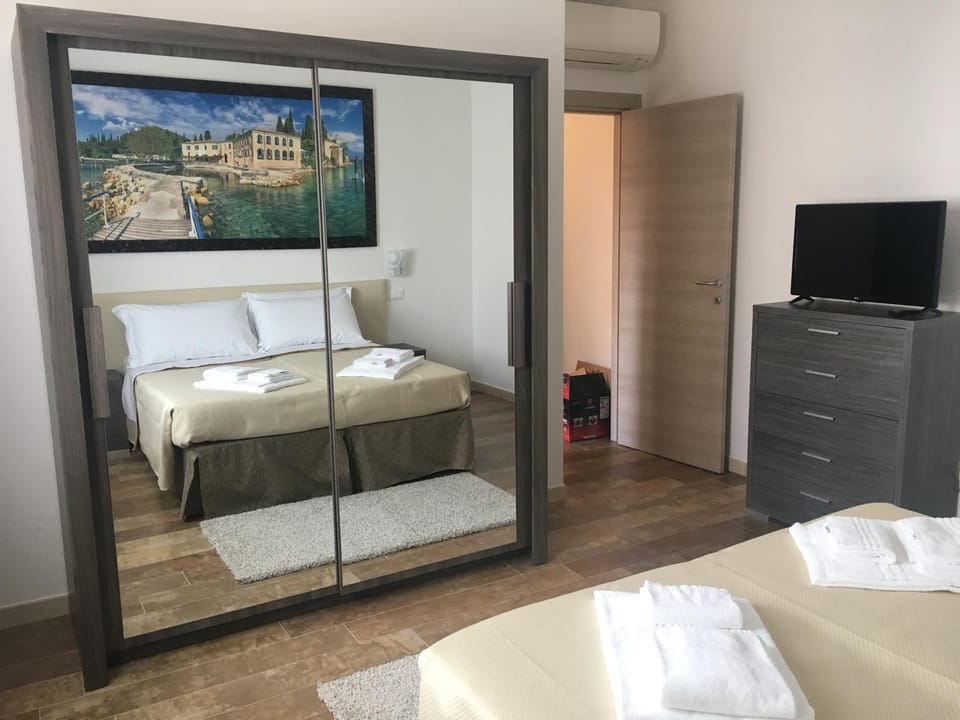 Bed, Photo of the whole room, Decorative detail, Bedroom