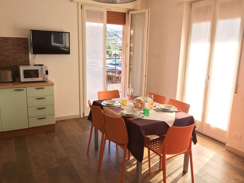 TV and multimedia, Dining area, Food, Drinks