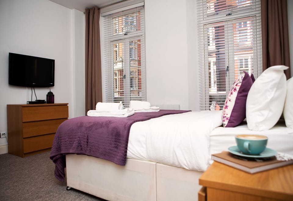 Apt 1, Trafalgar Square 1st Floor by Indigo Flats Apartment in City of Westminster
