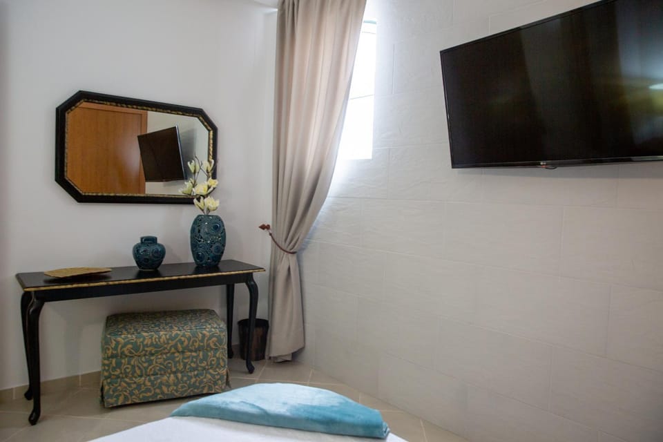 Bed, TV and multimedia, Bedroom