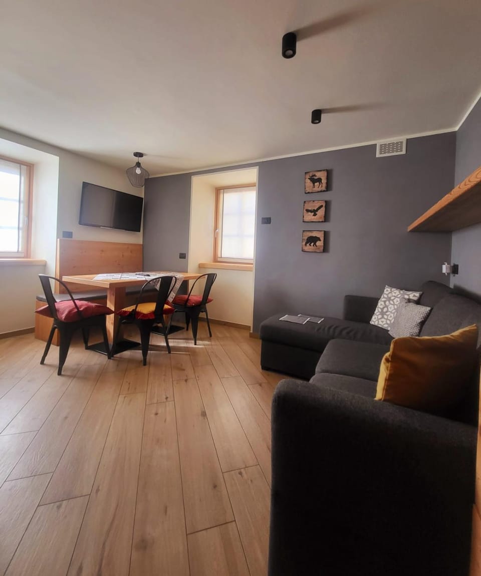 Living room, Dining area