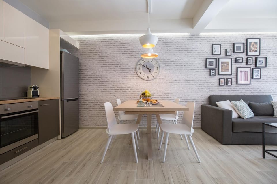 Kitchen or kitchenette, Dining area, Communal kitchen