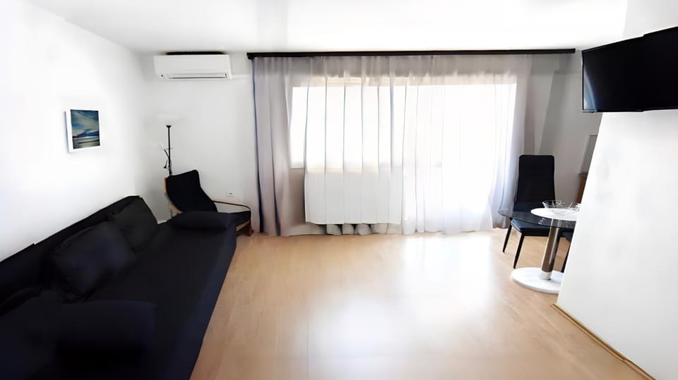 TV and multimedia, Living room, Seating area, air conditioner