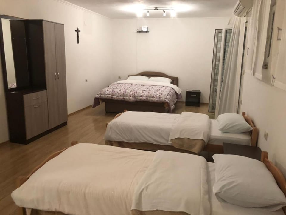 Shower, Toilet, Patio, Bed, BBQ facilities, Garden, Bathroom, Coffee/tea facilities, View (from property/room), Balcony/Terrace, Kitchen or kitchenette, Seating area, Dining area, Animals, Bedroom, Pets, City view, Garden view, Landmark view, Mountain view, Street view, cot, Quiet street view, Inner courtyard view