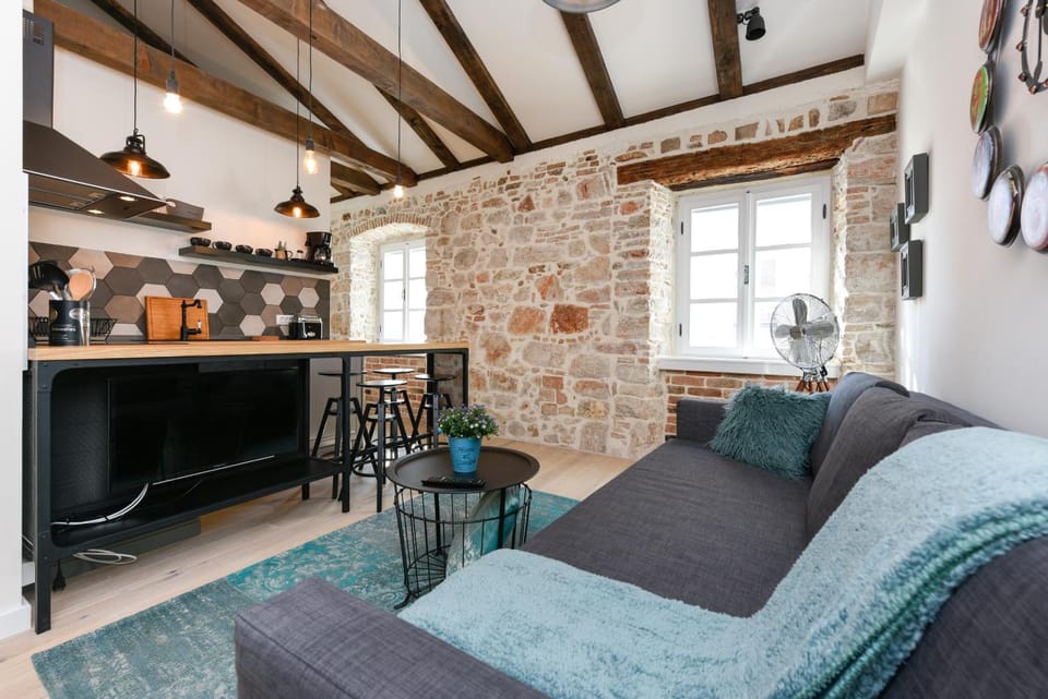 Kitchen or kitchenette, Living room, Seating area, Dining area