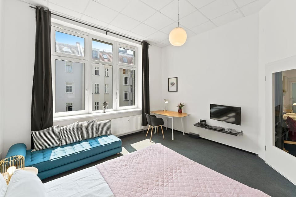 Communal lounge/ TV room, Bed, TV and multimedia, Living room, Photo of the whole room, Seating area, Evening entertainment, Bedroom