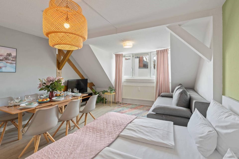 Bed, Living room, Photo of the whole room, Seating area, Dining area, Bedroom