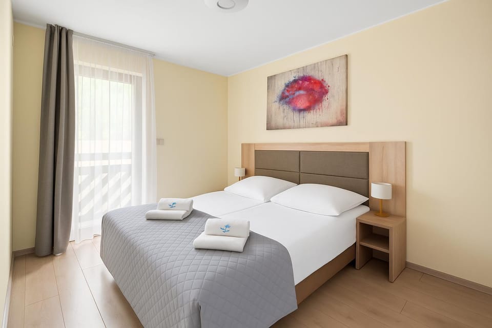 Bed, Bedroom, towels
