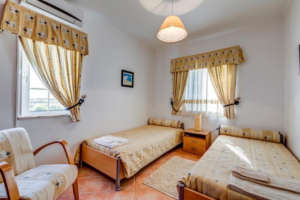 Bedroom, internet, wardrobe, air conditioner