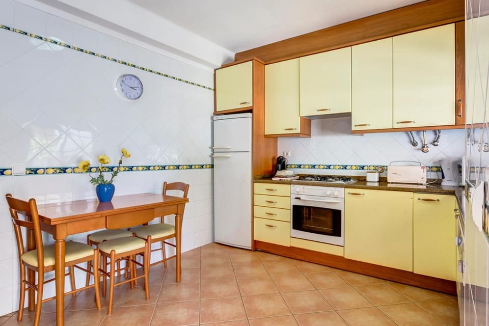 Coffee/tea facilities, dishwasher, oven, stove, washing machine, kitchen
